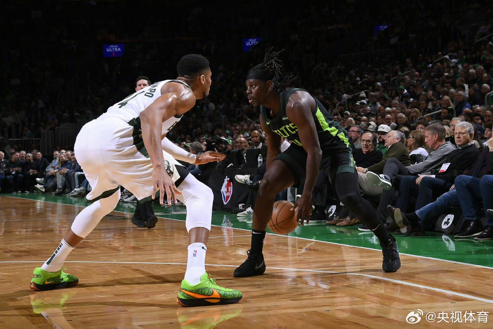 凯尔特人队全队并肩作战，击溃对手