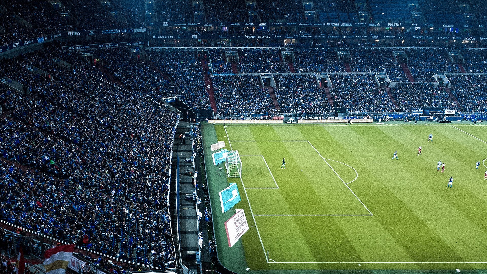 开云体育中国官网-赛道与绿茵场，速度与逆转的双重奏